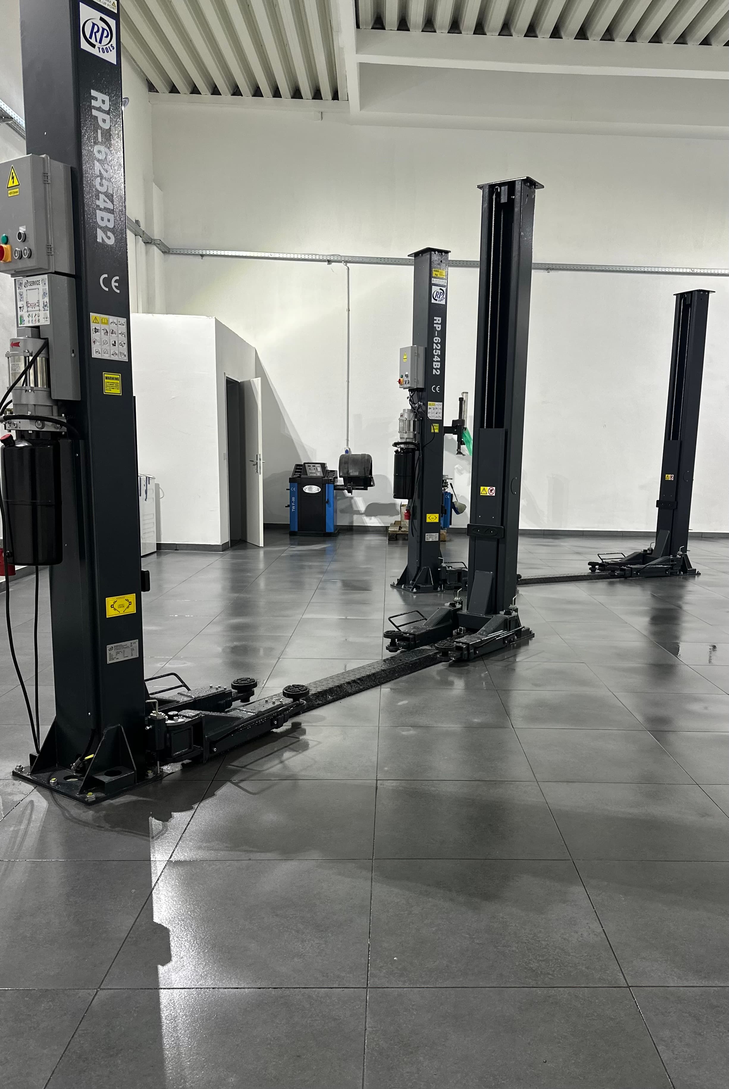 Zweisäulen-Hebebühnen in der Mietwerkstatt24 Sollenau