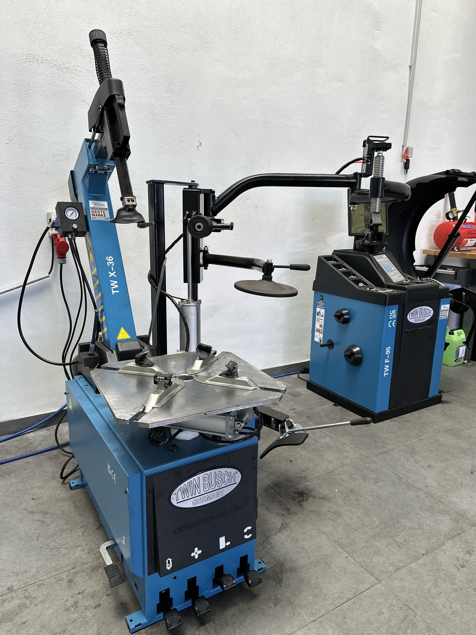 Reifenmontiermaschine mit montiertem Rad in der Mietwerkstatt24