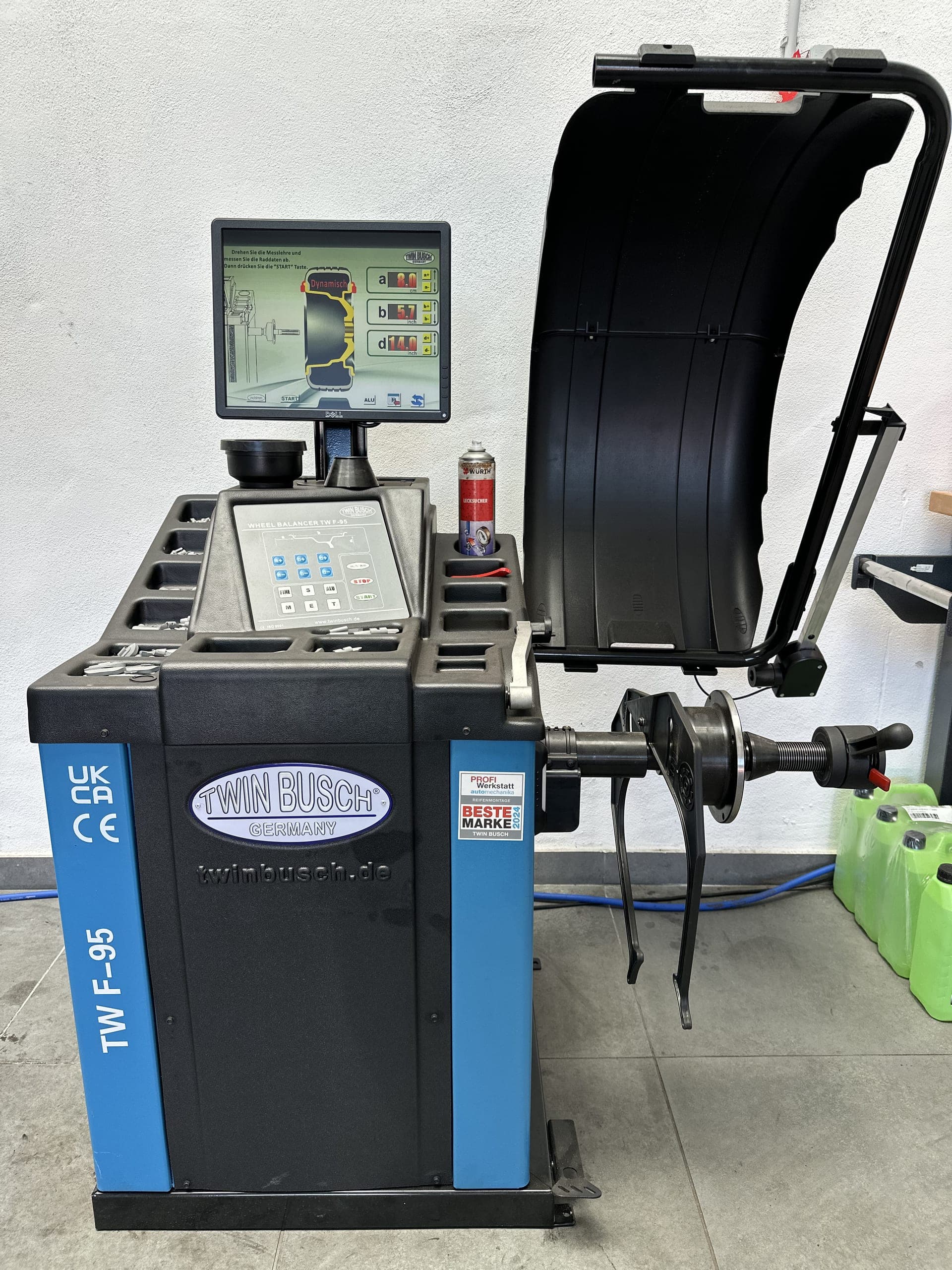 Reifenwuchtmaschine in der Mietwerkstatt24